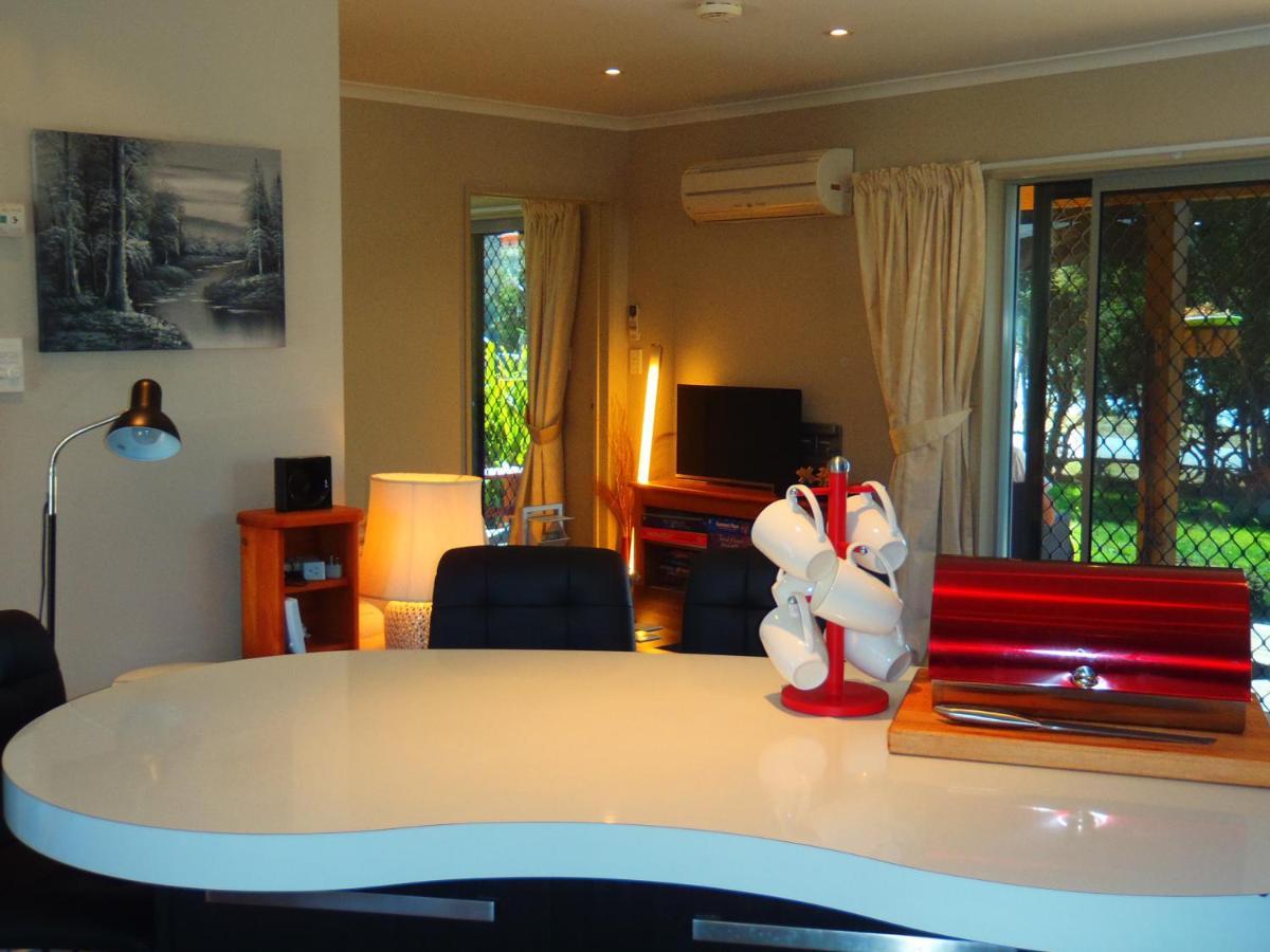 Lakefront Fantail Cottage Lake Hawea, Wanaka Dış mekan fotoğraf